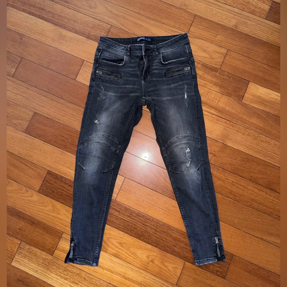 Stylish Distressed Black Jeans with Zipper Details Zara size 6 - Picture 2 of 7